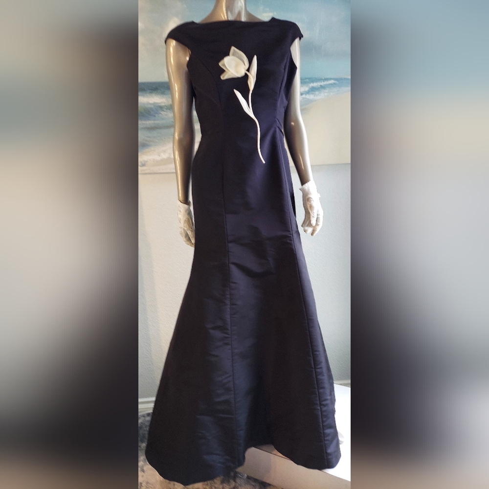 $6,000 NEW CAROLINA HERRERA BLACK SILK SAMPLE GOWN US S